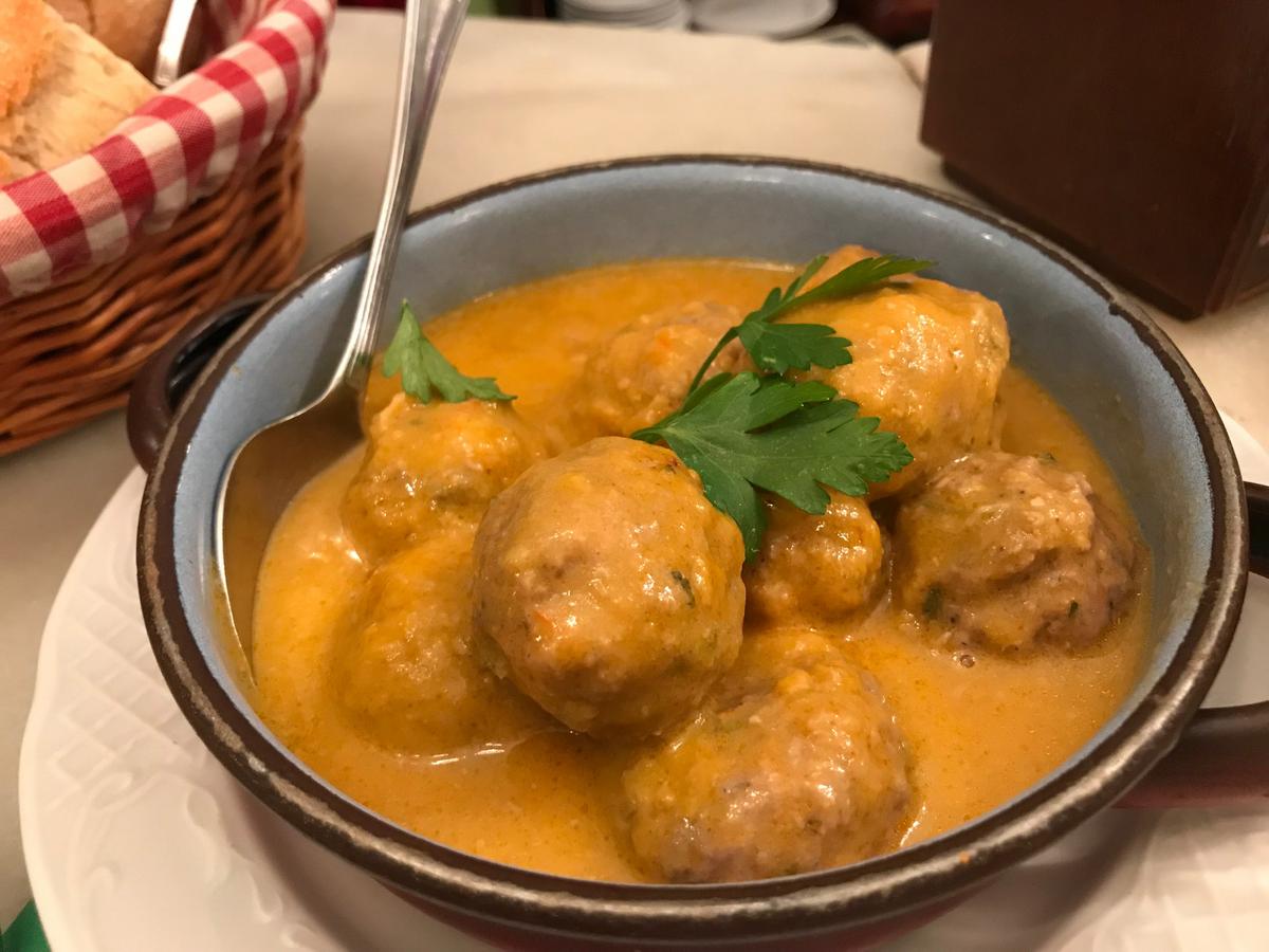 Perejilas, albóndigas en salsa