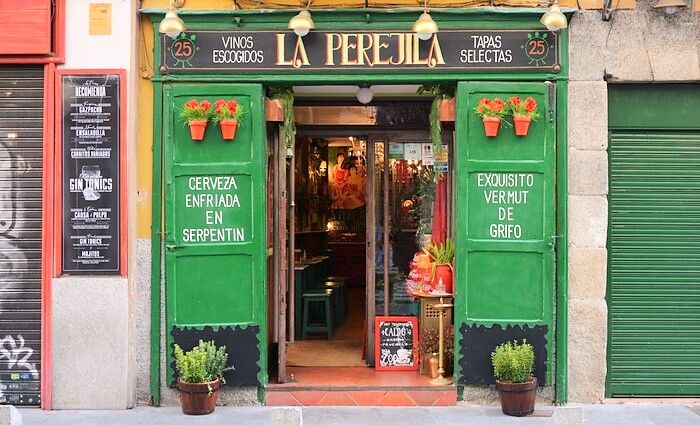 Fachada verde de la taberna La Perejila en Cava Baja 25